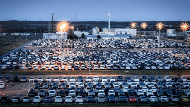 Ilustrasi ekspor mobil. Foto: Eugene_Photo/Shutterstock