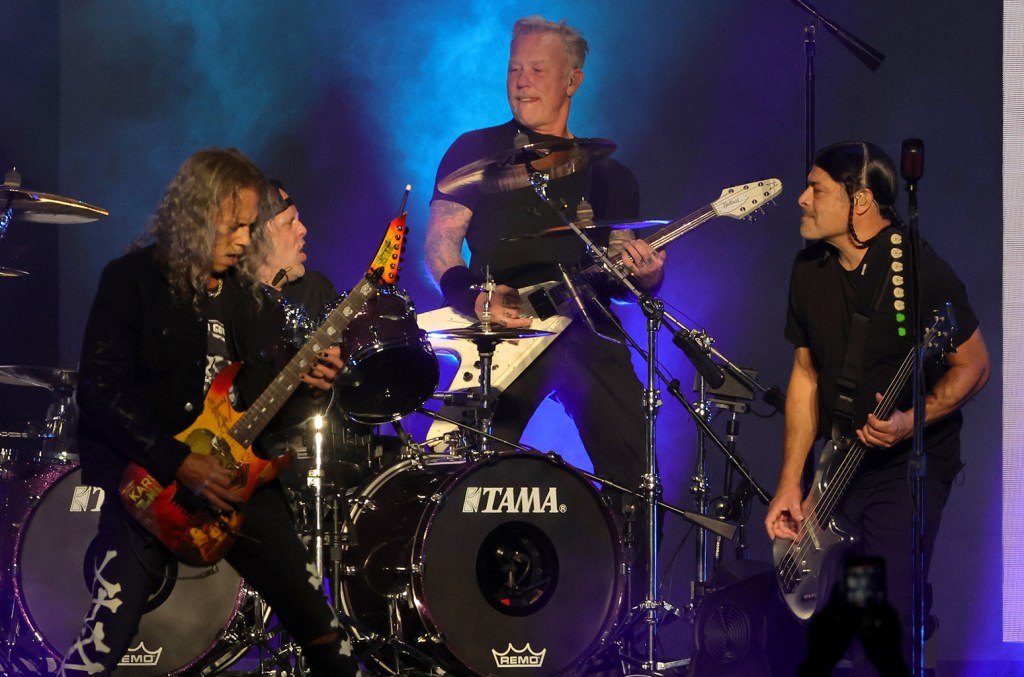 Metallica rinde homenaje a AC/DC y Rose Tattoo en el concierto final de la gira M72 en Sídney.