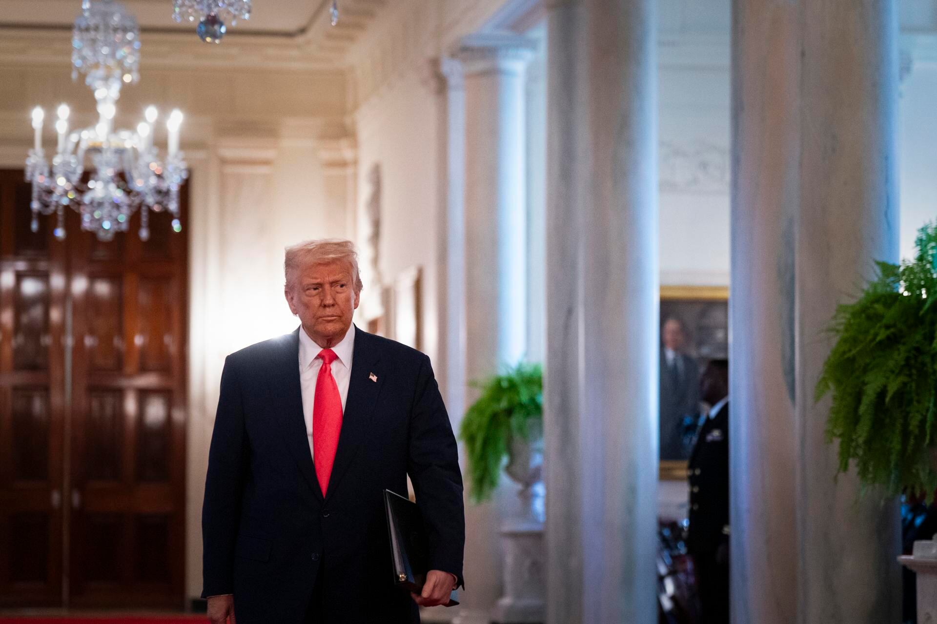 Trump pide a empresas de EEUU que regresen al país, tras nuevos aranceles chinos. | Crédito: EFE/EPA/Al Drago / POOL