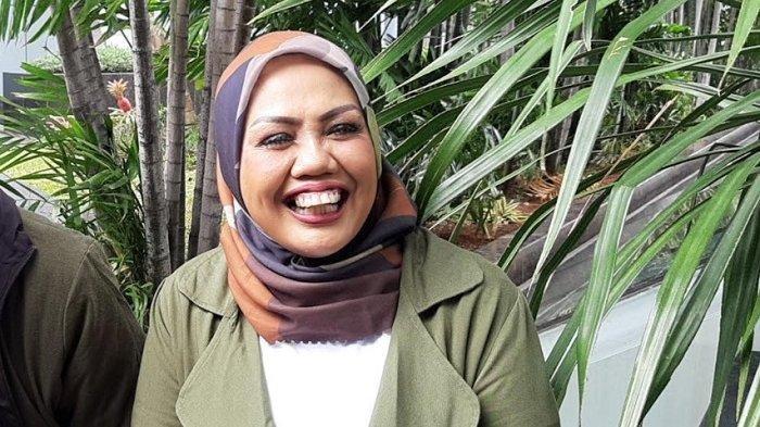 Elly Sugigi di gedung Trans TV, Jalan Kapten Tendean, Mampang Prapatan, Jakarta Selatan, Senin (21/12/2020). Elly Sugigi sebut tak mau bela pihak Ridwan Kamil atau Lisa Mariana, usai ngaku tahu dugaan perselingkuhan. (Warta Kota/Arie Puji Waluyo)