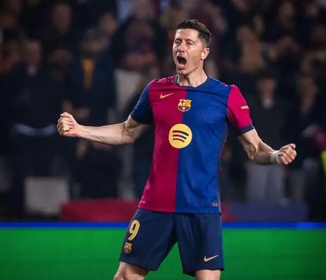 欧冠18分钟双响！莱万激情滑跪：40球再刷纪录，5万人狂欢