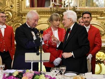 Re Carlo, discorso in italiano alla Camera. Poi con Camilla dal Papa e a  cena al Quirinale