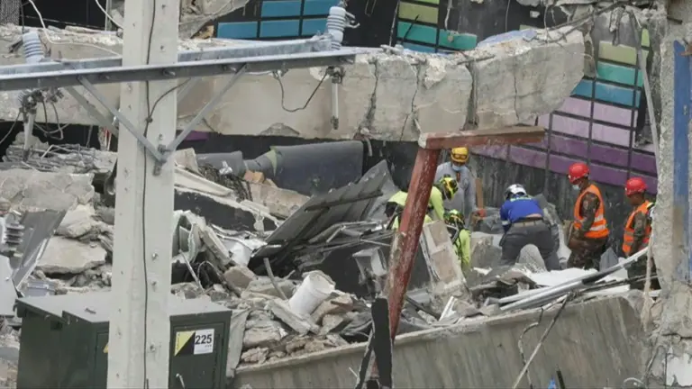 Saint-Domingue : Discothèque de Saint-Domingue. vers la fin des opérations de secours sur un bilan d'au moins 124 morts