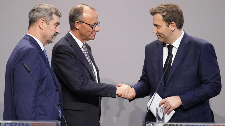 Friedrich Merz, de la CDU (au centre), serre la main du co-président du SPD, Lars Klingbeil (à dr.), après avoir conclu un accord entre leurs partis sur une coalition pour un nouveau gouvernement allemand. À côté de lui, il y a Markus Soeder (à g.), président de la CSU. À Berlin, en Allemagne, le mercredi 9 avril 2025.
