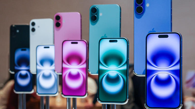 As fábricas brasileiras logo estarão autorizadas a fabricar o iPhone 16 base. (Fonte: GettyImages)