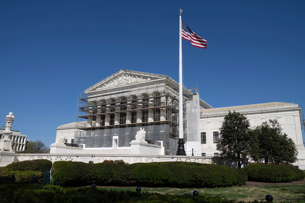 Trump administration asks Supreme Court to oust board members fired by president while case goes on