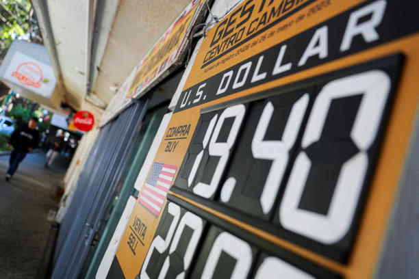 Imagen de archivo. Un tablero que muestra los tipos de cambio del peso mexicano frente al dólar estadounidense se muestra afuera de una casa de cambio, en Ciudad de México, México. 4 de marzo de 2025. | Crédito: REUTERS/Raquel Cunha