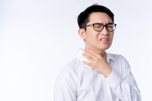 13 Alasan Mengapa Tenggorokan Nyeri Saat Menguap