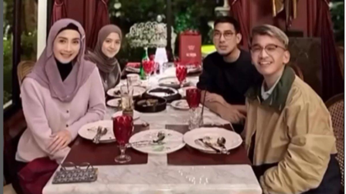 KEGIATAN RUBEN ONSU - Potret Ruben Onsu dan Desy Ratnasari diambil dari Instagram pada Rabu (9/4/2025). Ruben Onsu dan Desy Ratnasari buka puasa Syawal bersama. (Instagram @by_abank)