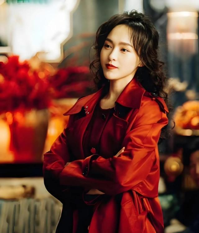 41岁唐嫣出席活动！黑长波浪搭碎花长裙，新剧上演“沪上大小姐”