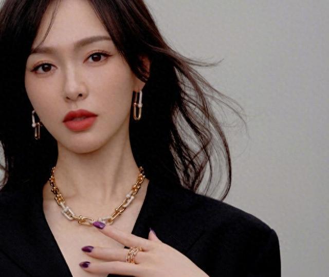 41岁唐嫣出席活动！黑长波浪搭碎花长裙，新剧上演“沪上大小姐”