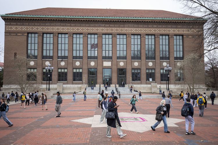 Mahasiswa Universitas Michigan berjalan di kampus UM pada 3 April 2025 di Ann Arbor, Michigan. Minggu lalu, universitas tersebut mengumumkan penutupan Kantor Keanekaragaman, Keadilan, dan Inklusi (DEI), Kantor Kesehatan Inklusi, serta Rencana Strategis DEI 2.0, semua langkah ini diambil sebagai respons terhadap Perintah Eksekutif Presiden Donald Trump terkait DEI. Foto oleh Bill Pugliano/Getty Images/AFP.