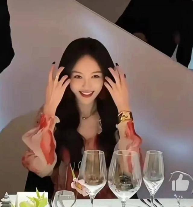 41岁唐嫣出席活动！黑长波浪搭碎花长裙，新剧上演“沪上大小姐”