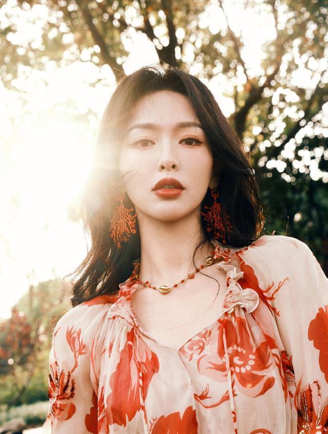 41岁唐嫣出席活动！黑长波浪搭碎花长裙，新剧上演“沪上大小姐”