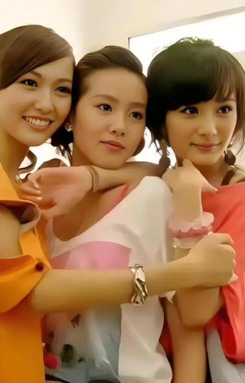 41岁唐嫣出席活动！黑长波浪搭碎花长裙，新剧上演“沪上大小姐”