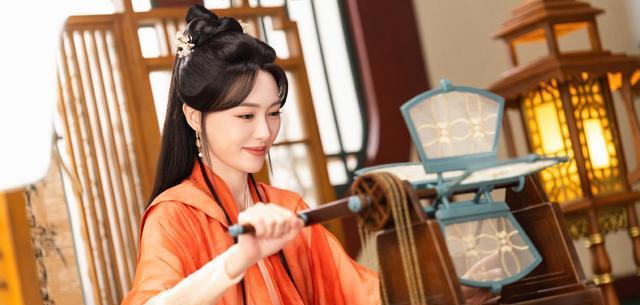 41岁唐嫣出席活动！黑长波浪搭碎花长裙，新剧上演“沪上大小姐”