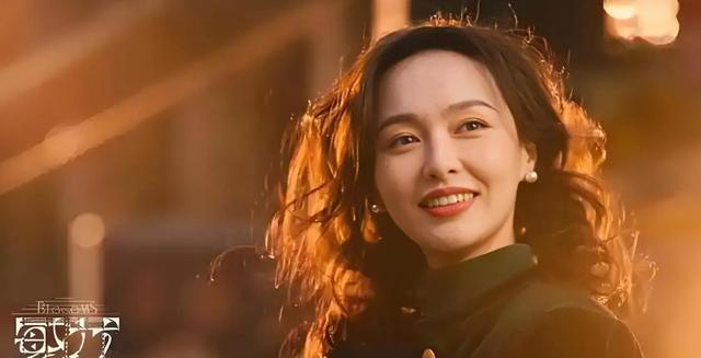 41岁唐嫣出席活动！黑长波浪搭碎花长裙，新剧上演“沪上大小姐”