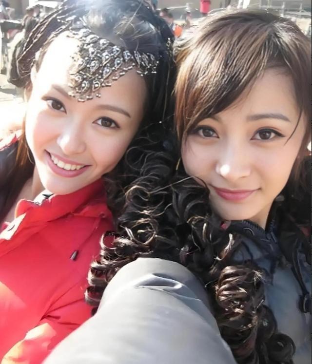 41岁唐嫣出席活动！黑长波浪搭碎花长裙，新剧上演“沪上大小姐”