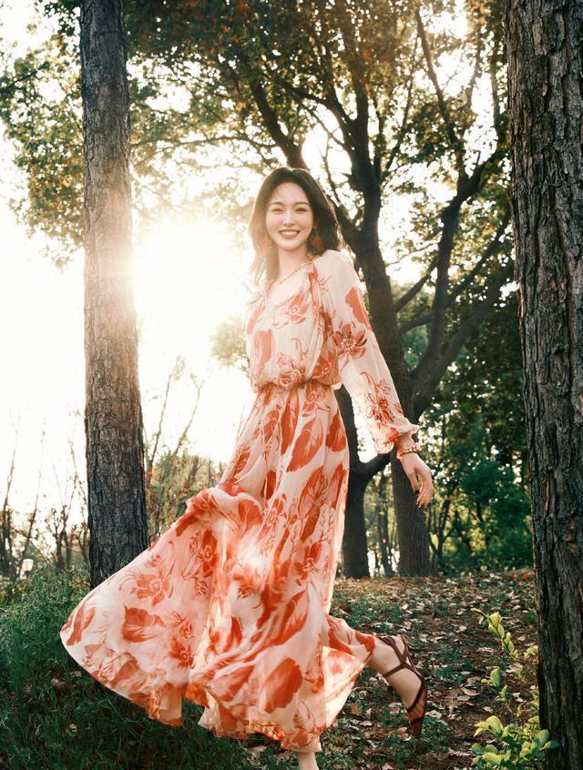 41岁唐嫣出席活动！黑长波浪搭碎花长裙，新剧上演“沪上大小姐”