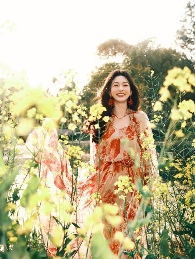 41岁唐嫣出席活动！黑长波浪搭碎花长裙，新剧上演“沪上大小姐”