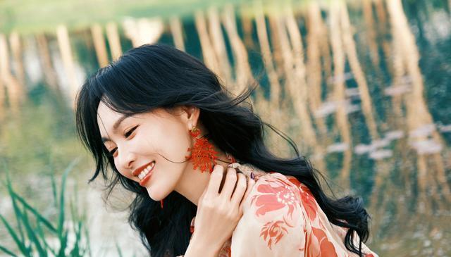 41岁唐嫣出席活动！黑长波浪搭碎花长裙，新剧上演“沪上大小姐”