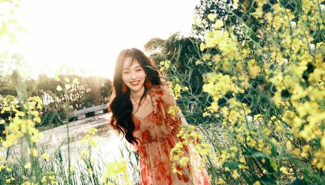 41岁唐嫣出席活动！黑长波浪搭碎花长裙，新剧上演“沪上大小姐”