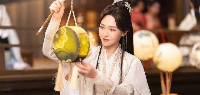 41岁唐嫣出席活动！黑长波浪搭碎花长裙，新剧上演“沪上大小姐”