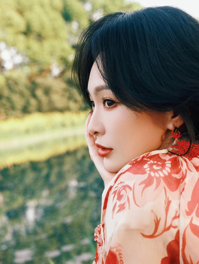 41岁唐嫣出席活动！黑长波浪搭碎花长裙，新剧上演“沪上大小姐”