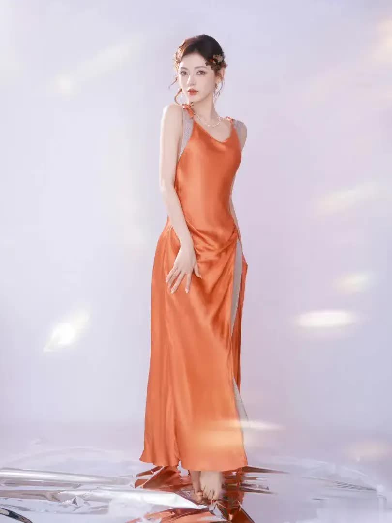 张予曦橙色吊带开叉裙亮相看片会，羽毛发饰氛围感拉满