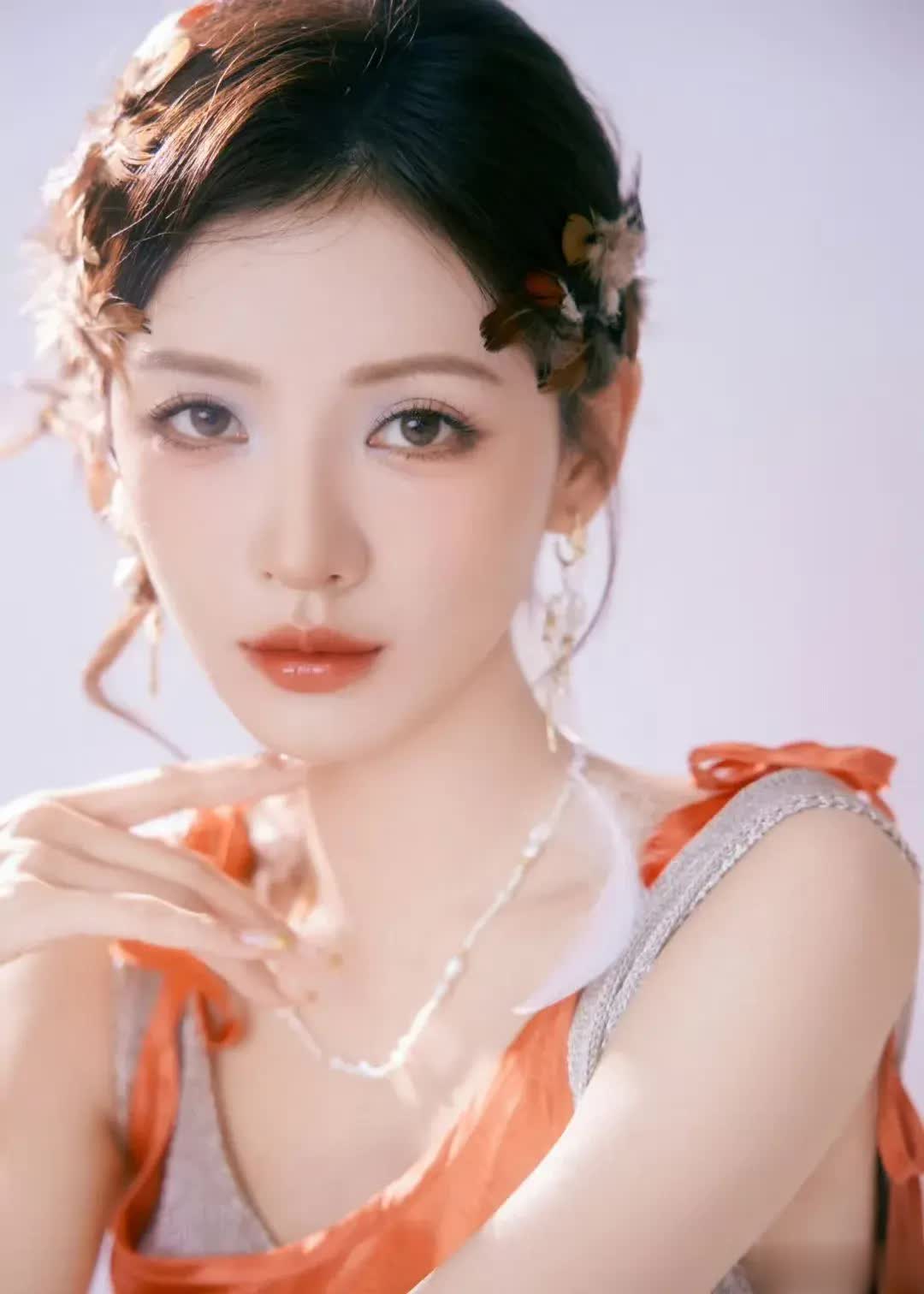 张予曦橙色吊带开叉裙亮相看片会，羽毛发饰氛围感拉满