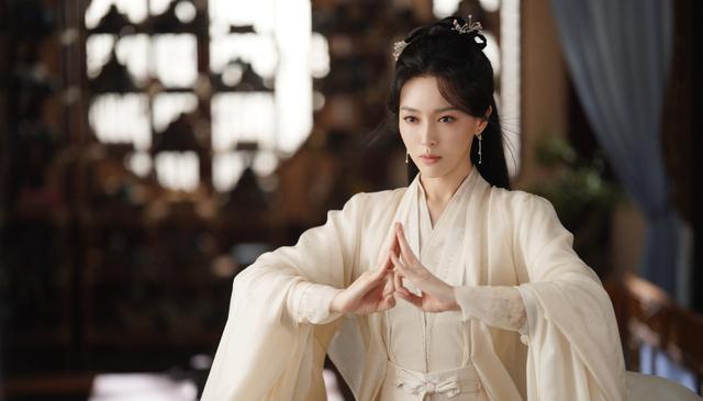 41岁唐嫣出席活动！黑长波浪搭碎花长裙，新剧上演“沪上大小姐”