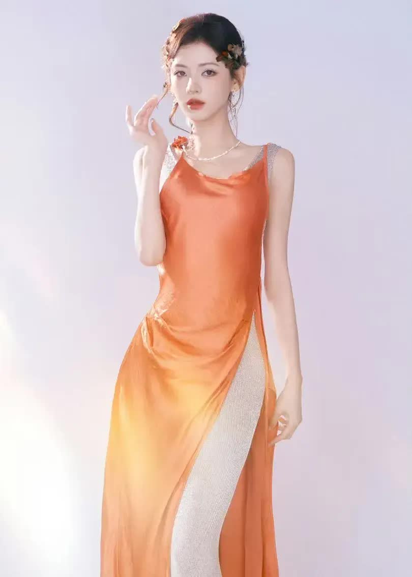 张予曦橙色吊带开叉裙亮相看片会，羽毛发饰氛围感拉满