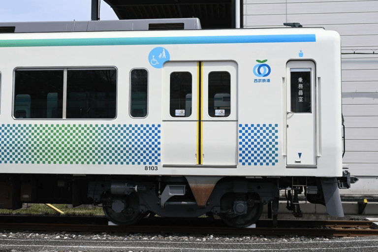 西武8000系「サステナ車両」、第1号お披露目!大手私鉄同士“異例 西武8000系「サステナ車両」、第1号お披露目!大手私鉄同士“異例