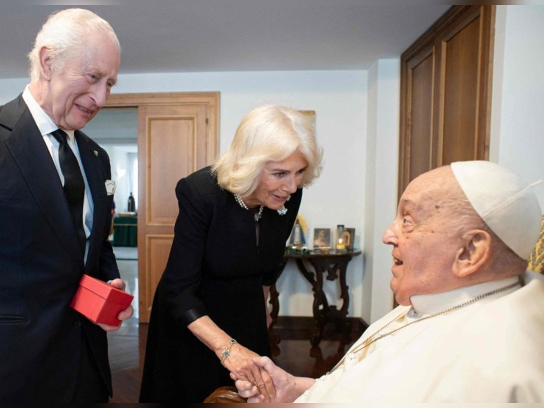 Palast teilt Foto von Charles und Camilla mit Papst Franziskus