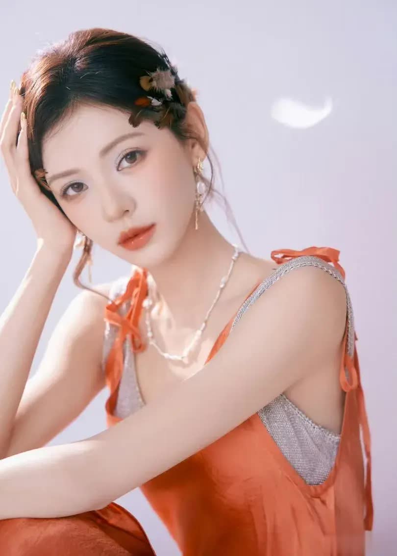 张予曦橙色吊带开叉裙亮相看片会，羽毛发饰氛围感拉满