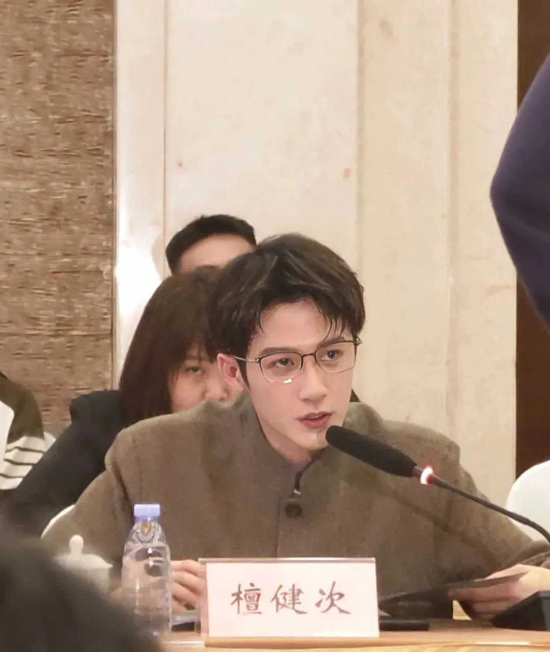 当工科博士唐奇握着鲁珀特之泪向爱人求婚时，监视器后的导演拍案叫绝，监视器前的观众却分裂成两个阵营——有人为这"至坚至脆"的极致浪漫疯狂截图。 有人对着演员颤抖的指尖皱眉："这种爆发戏有必要演得青筋暴起吗？"这场发生在《滤镜》第18集的求婚戏