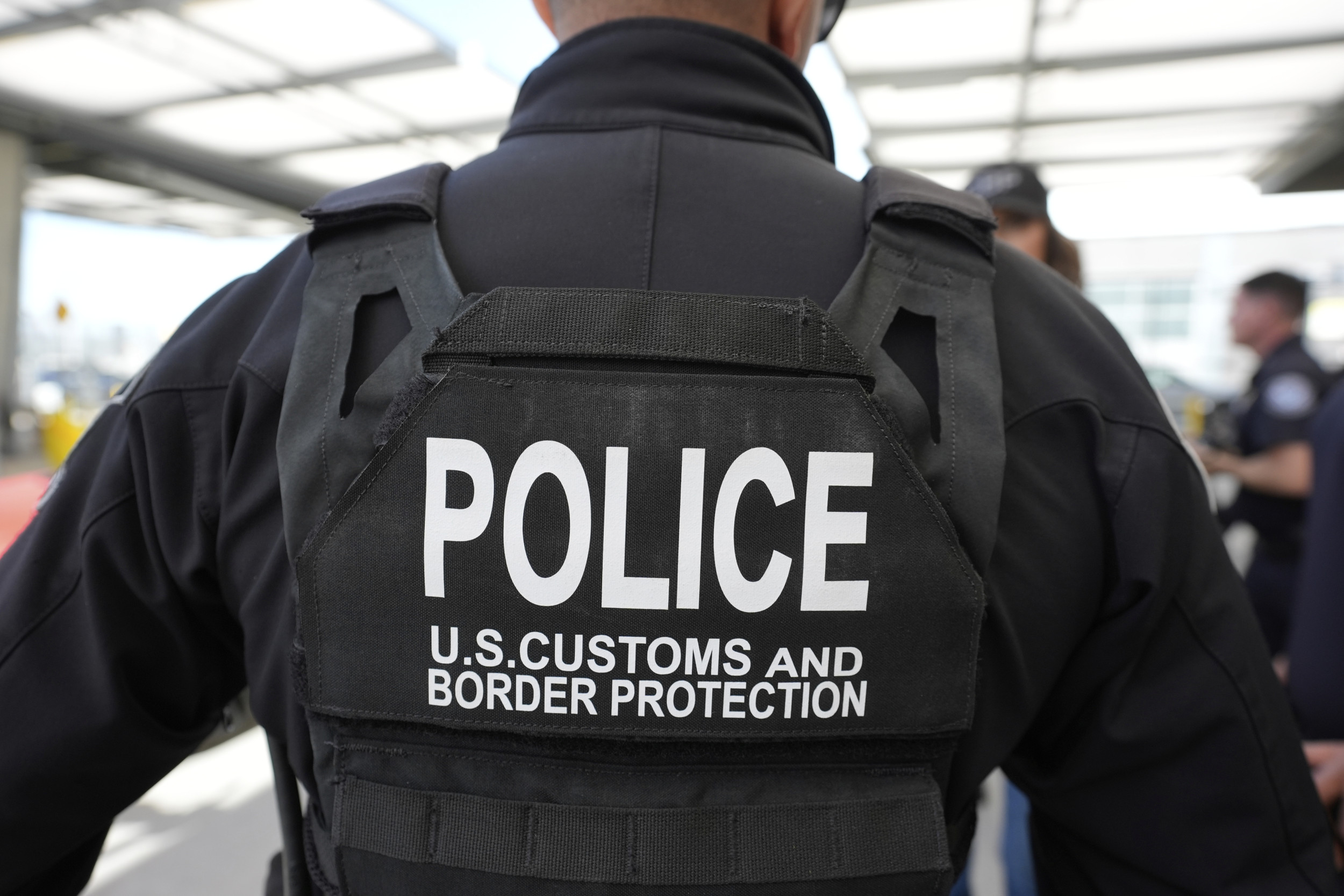 Green Card Holder of More Than 30 Years Detained Returning to US(01)