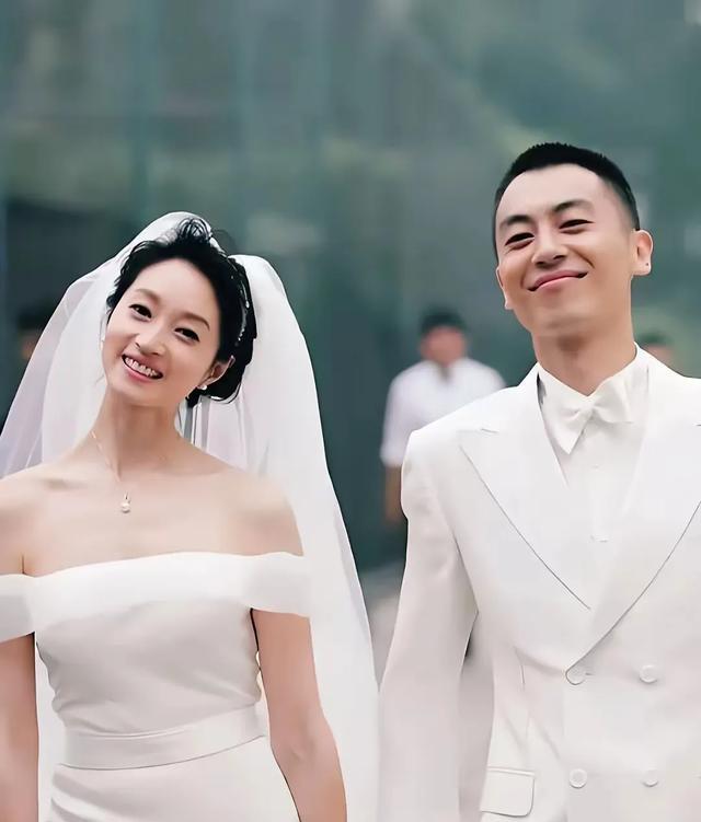 沈佳妮与唐嫣同是42岁，同是上海姑娘还是同学，两人差别大