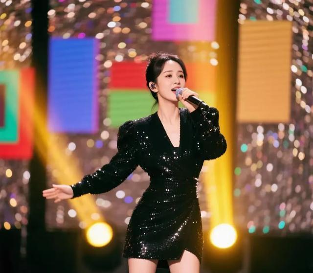 杨紫新尝试：达芬奇转场惊艳全场