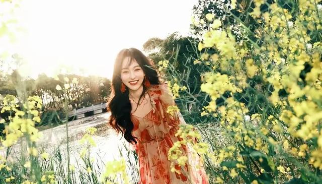 沈佳妮与唐嫣同是42岁，同是上海姑娘还是同学，两人差别大