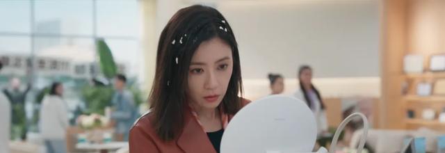 同样演白大褂，45岁姚晨对比50岁贾静雯，一个霸气，一个柔气