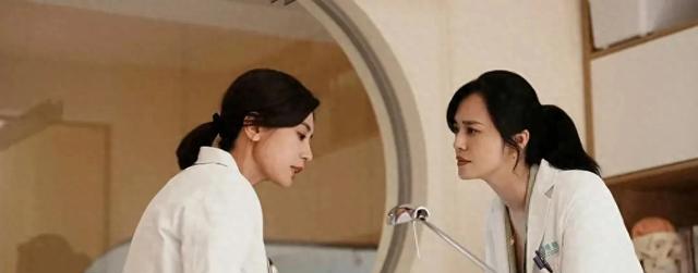 同样演白大褂，45岁姚晨对比50岁贾静雯，一个霸气，一个柔气