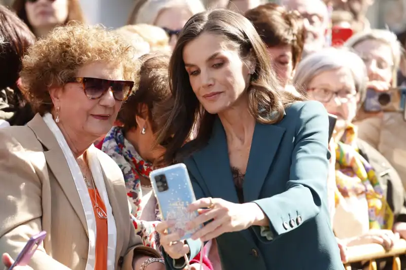 El llamativo (y viral) gesto de la Reina Letizia en su baño de masas en León