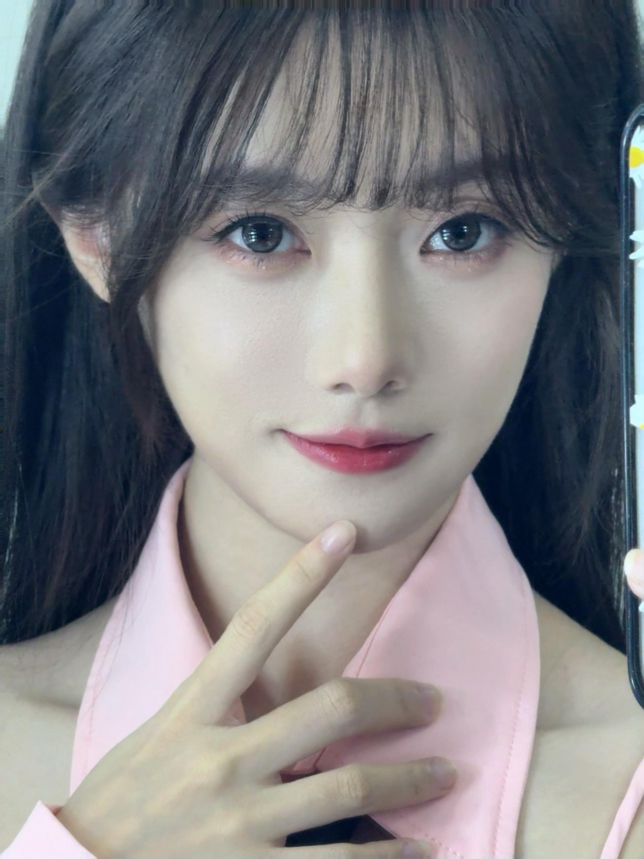 LPL主持小钰晒照：突然出现，这几天下棋下疯了