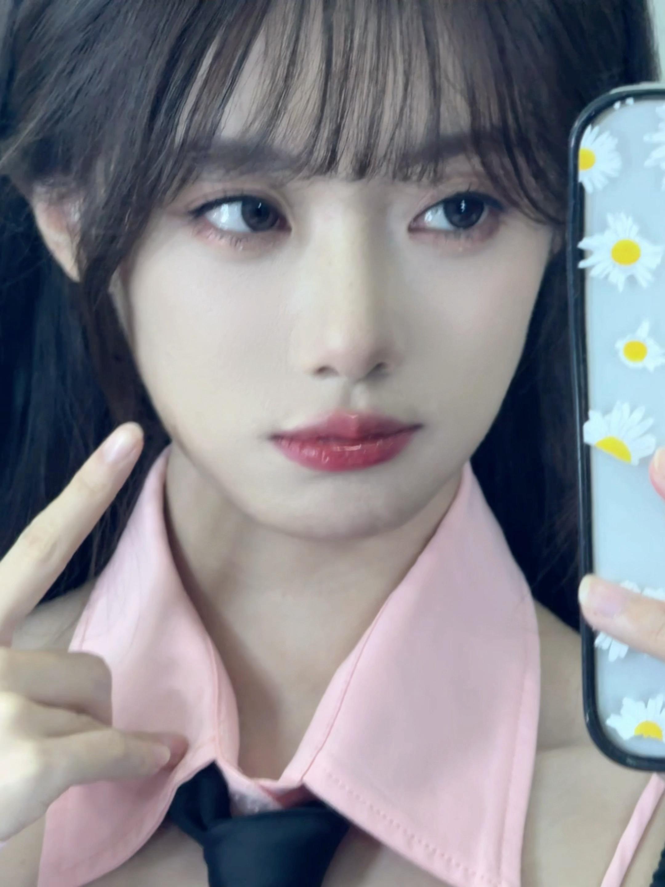 LPL主持小钰晒照：突然出现，这几天下棋下疯了