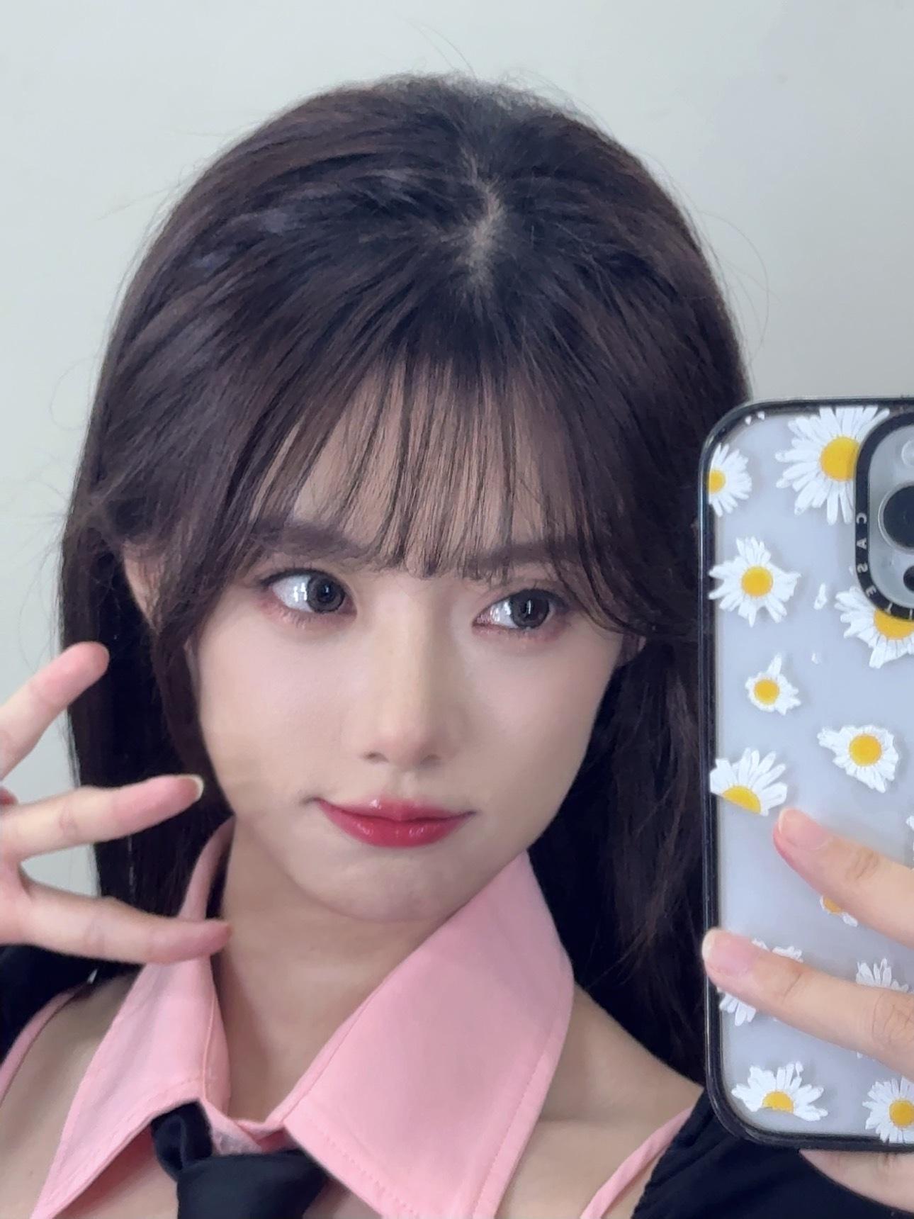 LPL主持小钰晒照：突然出现，这几天下棋下疯了