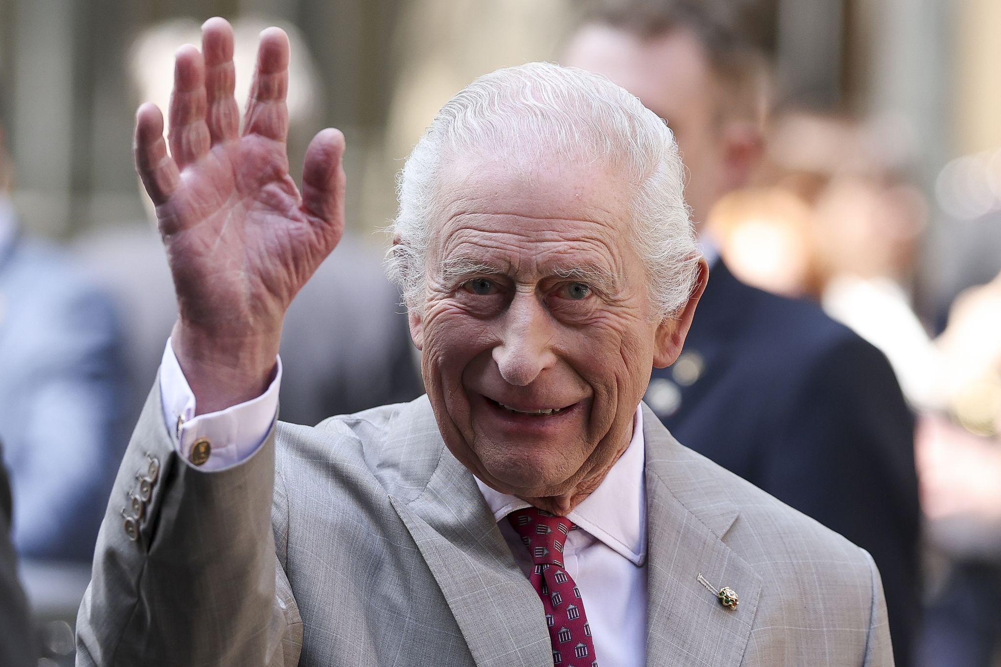 Charles bekommt Glas Nutella in Gold