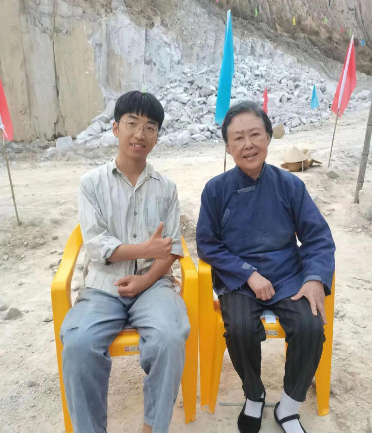 75 岁斯琴高娃现身广东农村拍戏!痛失瑞士老公后,老戏骨回国拼事业