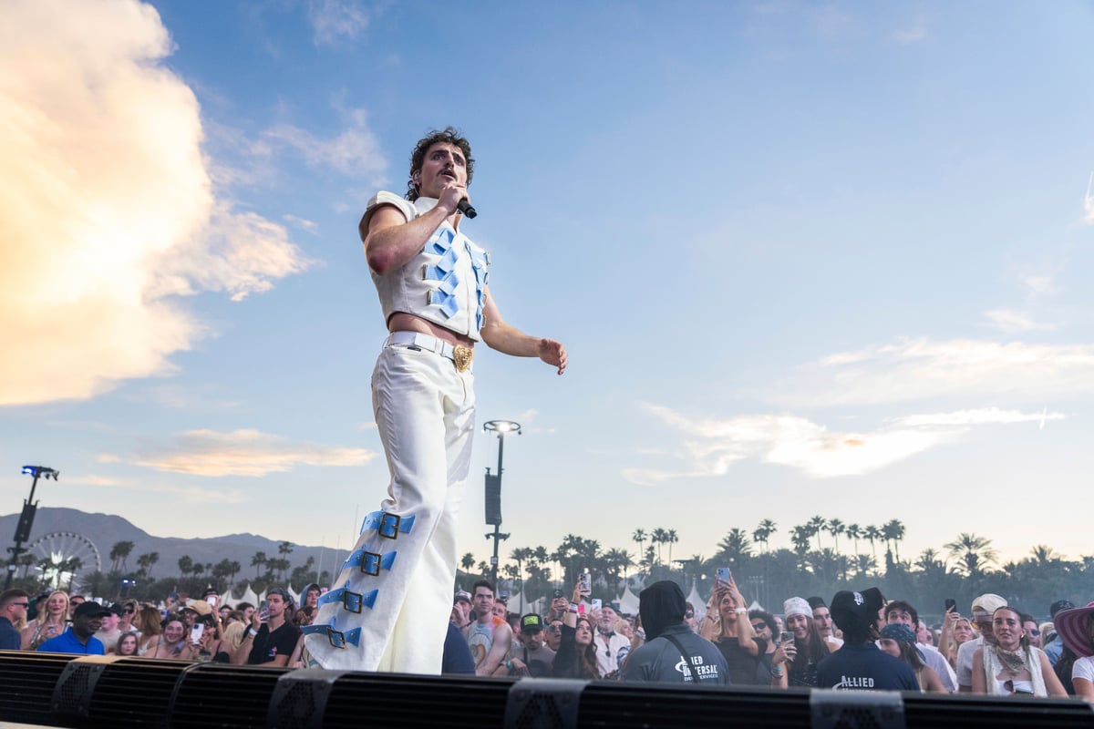 benson-boone-performs-bohemian-rhapsody-with-sir-brian-may-at-coachella
