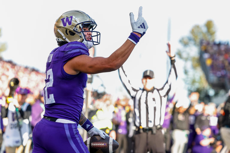 Denzel Boston catching a pass in Washington vs Illinois football game